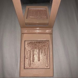 Kylie Cosmetics Makeup - Kylie Cosmetics Highlighter - Sated Caramel Kylie Cosmetics Makeup - Kylie Cosmetics Highlighter - Sated Caramel